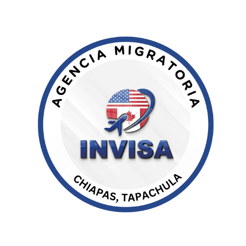 Logotipo de "Agencia Migratoria INVISA" con fondo blanco. Un emblema circular contiene banderas de Estados Unidos, Canadá y México dentro de la imagen de un globo terráqueo. En la parte superior del círculo se encuentra el texto "AGENCIA MIGRATORIA" y en la parte inferior "CHIASPAS, TAPACHULA", destacando su experiencia en asesoramiento migratorio.